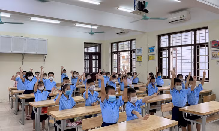 Các em học sinh lớp 1, Trường Tiểu học Trần Quốc Toản (TP Hạ Long) nô nức, vui vẻ trong ngày tựu trường.
