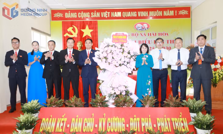 Đồng chí Trịnh Thị Minh Thanh, Phó Bí thư Thường trực Tỉnh ủy, Chủ tịch HĐND tỉnh cùng lãnh đạo một số ban xây dựng Đảng của Tỉnh ủy, tặng hoa chúc mừng Đại hội.