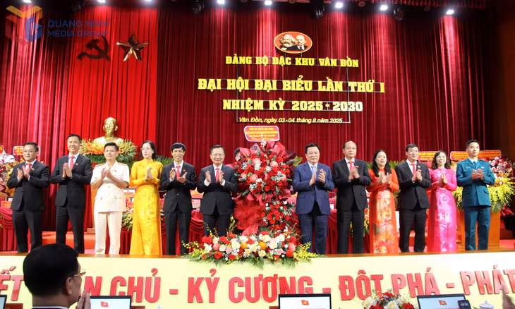 GS.TS Nguyễn Xuân Thắng, Ủy viên Bộ Chính trị, Giám đốc Học viện Chính trị quốc gia Hồ Chí Minh, Chủ tịch Hội đồng Lý luận Trung ương, ĐBQH tỉnh, tặng hoa chúc mừng Đại hội.