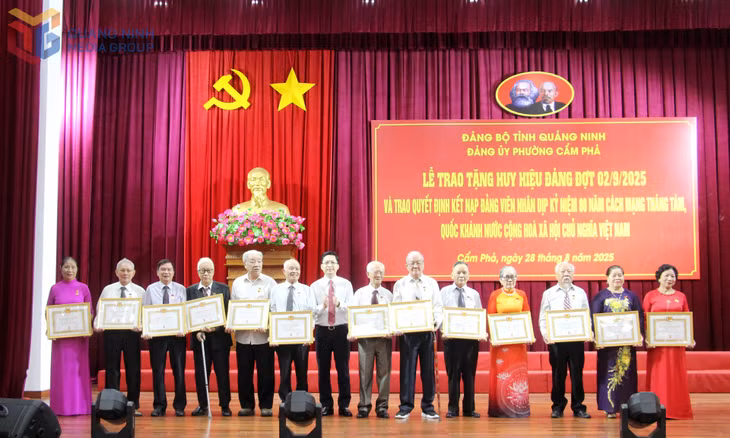 Đồng chí Phạm Lê Hưng, Bí thư Đảng ủy phường Cẩm Phả, trao Huy hiệu Đảng cho các đồng chí có tuổi Đảng từ 50 đến 65.