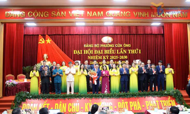 Đồng chí Trịnh Thị Minh Thanh, Phó Bí thư Thường trực Tỉnh ủy, Chủ tịch HĐND tỉnh, tặng hoa chúc mừng Ban Chấp hành Đảng bộ phường Cửa Ông lần thứ I, nhiệm kỳ 2025-2030.
