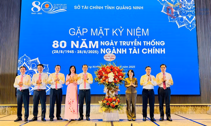 Các đồng chí lãnh đạo tỉnh, tặng hoa chúc mừng.