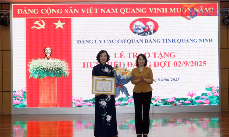 Đồng chí Trịnh Thị Minh Thanh, Phó Bí thư Thường trực Tỉnh ủy, Chủ tịch HĐND tỉnh, Bí thư Đảng ủy các Cơ quan Đảng tỉnh, trao Huy hiệu Đảng cho đồng chí Bùi Thúy Phượng, Trưởng Ban Tổ chức Tỉnh ủy.