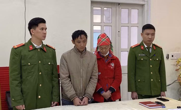 Chìu Sáng Phùng và Đặng Thị Nảy (giữa) thời điểm bị cơ quan CSĐT Công an huyện Ba Chẽ khởi tố hành vi hủy hoại rừng, tháng 12/2022. Ảnh: Bình Minh (Trung tâm TT-VH Ba Chẽ)