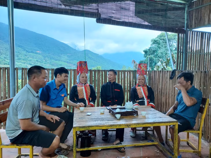 Anh Thím (thứ 3 từ phải sang) tuyên truyền cho bà con xóa bỏ phong tục tập quán lạc hậu, xây dựng nếp sống mới.