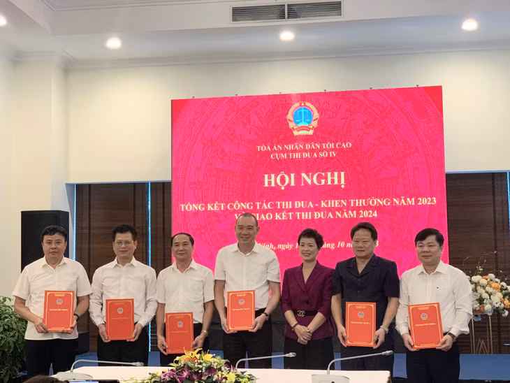 Các đơn vị trong cụm thi đua số IV ngành tòa án ký kết giao ước thi đua năm 2024. 