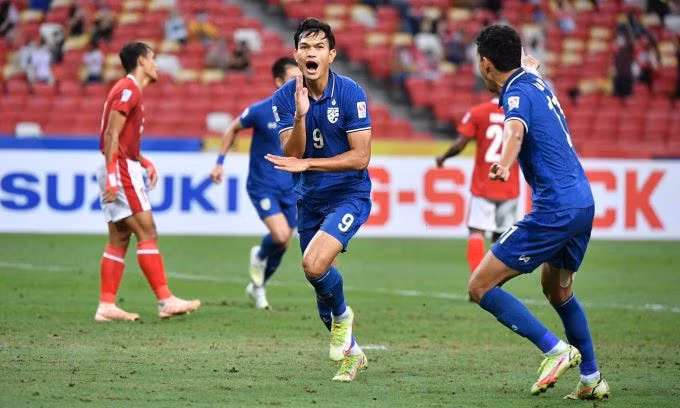Tiền đạo Adisak Kraisorn mừng bàn gỡ 1-1 ở chung kết lượt về AFF Cup trên sân Quốc gia Singapore tối 1/1/2022. Ảnh: Changsuek