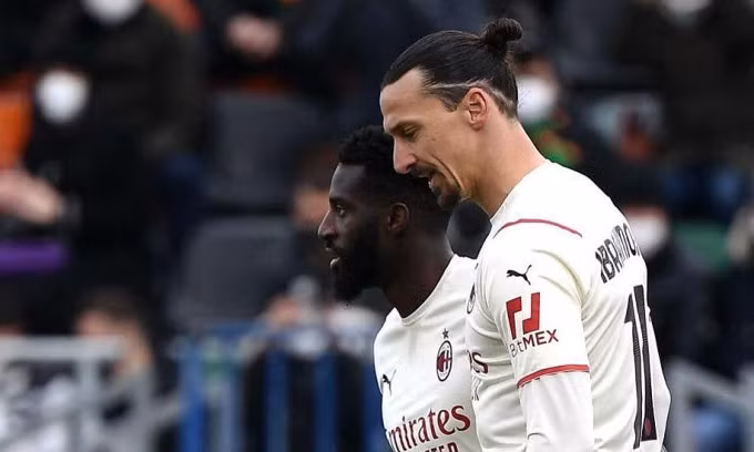 Ibrahimovic (phải) chia vui cùng Bakayoko sau khi mở tỷ số vào lưới Venezia ở vòng 21 Serie A hôm 9/1. Ảnh: Gazzetta