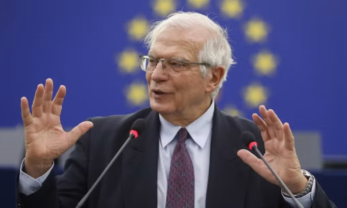 Đại diện EU Borell phát biểu về tình hình Ukraine tại Pháp hồi tháng 12/2021. Ảnh: Reuters.
