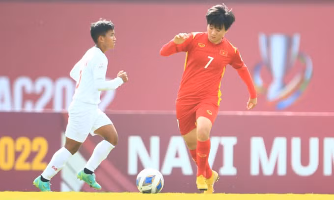 Tuyết Dung (số 7) đi bóng qua một cầu thủ Myanmar trong trận hoà 2-2 chiều 27/1. Ảnh: AFC