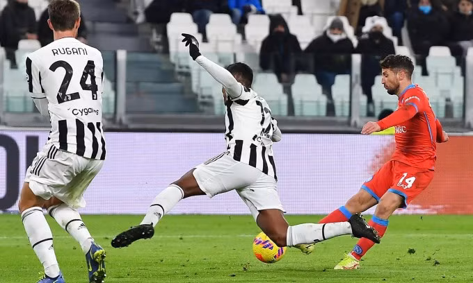 Mertens mở tỷ số cho Napoli trong chuyến làm khách trên sân Juventus. Ảnh: ANSA.
