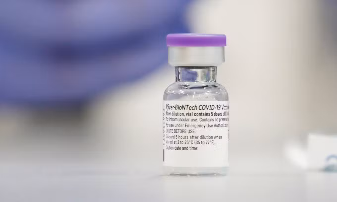 Một lọ vaccine Covid-19 của Pfizer tại trung tâm y tế ở Ramat Gan, Israel, hồi tháng 12/2020. Ảnh:Reuters.