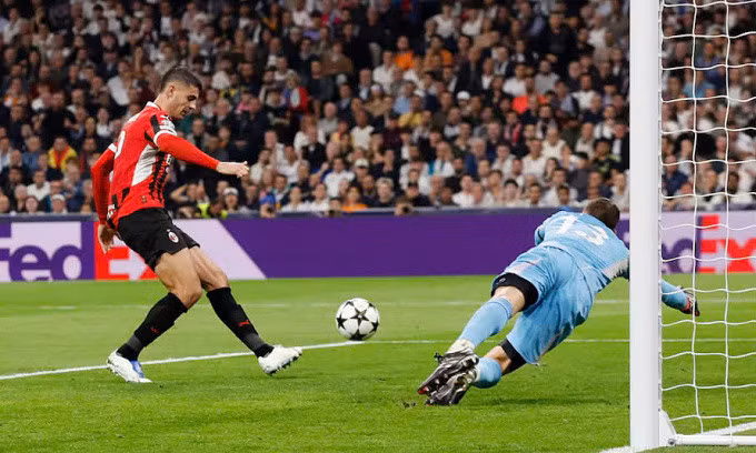 Alvaro Morata ghi bàn nâng tỷ số lên 2-1 cho Milan trước Real trên sân Bernabeu, thành phố Madrid, Tây Ban Nha tối 5/11/2024. Ảnh: Diario AS