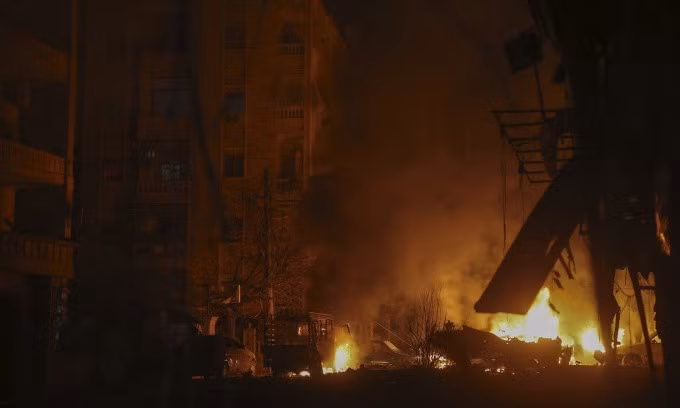 Lửa bốc lên sau cuộc không kích nhằm vào lực lượng chống chính phủ ở Aleppo, Syria, ngày 29/11. Ảnh: AP