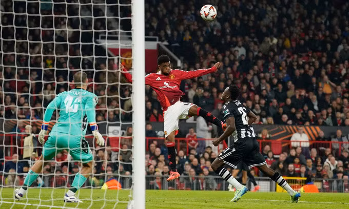 Tiền vệ Amad đánh đầu mở tỷ số cho Man Utd trước PAOK trên sân Old Trafford, thành phố Manchester, Anh, tối 7/11/2024. Ảnh: AP