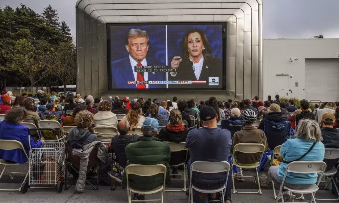 Người dân theo dõi cuộc tranh luận giữa cựu tổng thống Donald Trump và Phó tổng thống Kamala Harris tại Berkeley, California, hôm 10/9. Ảnh: AP