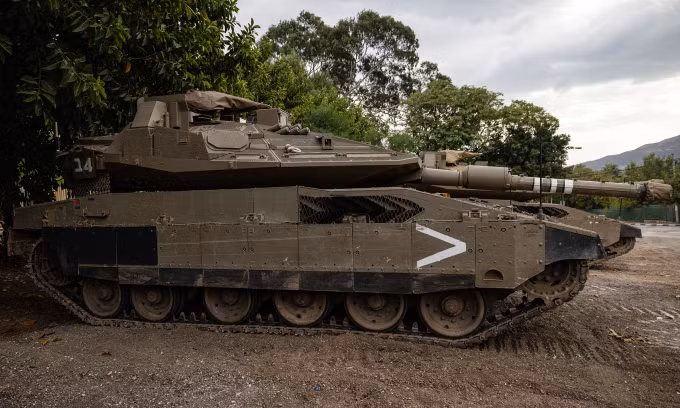 Xe tăng Merkava Israel triển khai gần biên giới với Lebanon hôm 30/10. Ảnh: AFP
