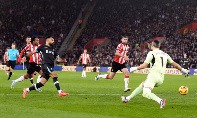 Tình huống Salah gỡ hòa 2-2 cho Liverpool. Ảnh: PA