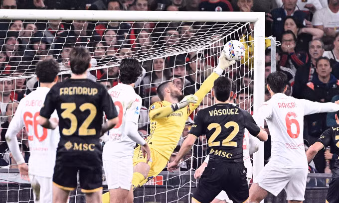 Pha cứu thua của David de Gea phút bù hiệp hai trận Fiorentina thắng chủ nhà Genoa 1-0 trên sân Luigi Ferraris, thành phố Genova, Italy tối 31/10/2024. Ảnh: Fiorentina