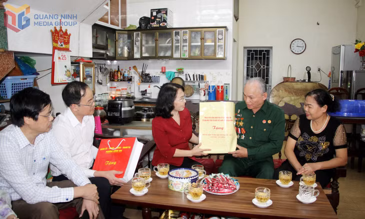 Đồng chí Trịnh Thị Minh Thanh, Phó Bí thư Thường trực Tỉnh ủy, Chủ tịch HĐND tỉnh, tặng quà ông Phạm Văn Cừ, phường Hồng Gai.