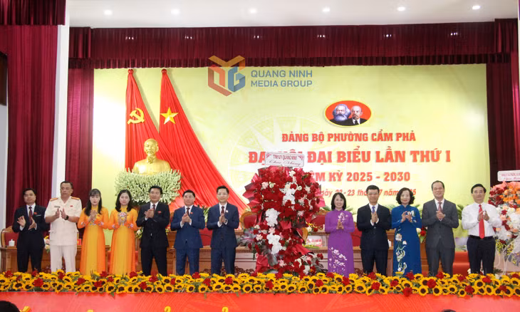 Các đồng chí lãnh đạo tỉnh tặng hoa chúc mừng Đại hội.