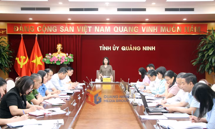 Đồng chí Trịnh Thị Minh Thanh, Phó Bí thư Thường trực Tỉnh ủy, Chủ tịch HĐND tỉnh, phát biểu tại buổi làm việc với Ban Thường vụ Đảng ủy phường Quang Hanh.