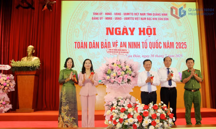 Đồng chí Nguyễn Thị Hạnh, Phó Chủ tịch UBND tỉnh, tặng hoa chúc mừng đặc khu Vân Đồn tổ chức Ngày hội toàn dân bảo vệ an ninh Tổ quốc.