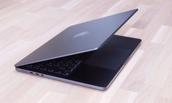 MacBook Pro M4. Ảnh: The Guardian.