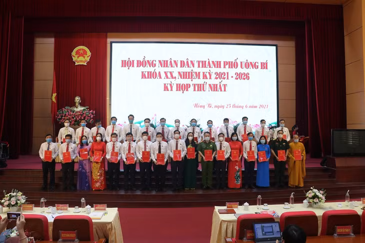 31 đại biểu HĐND thành phố nhận giấy chứng nhận đại biểu HĐND.