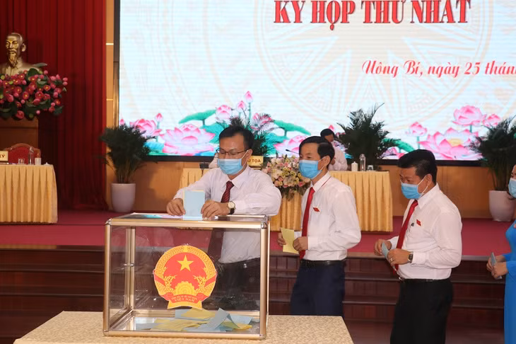Tại kỳ họp, các đại biểu HĐND thành phố bỏ phiếu bầu các chức danh chủ chốt HĐND, UBND thành phố nhiệm kỳ 2021 - 2026.