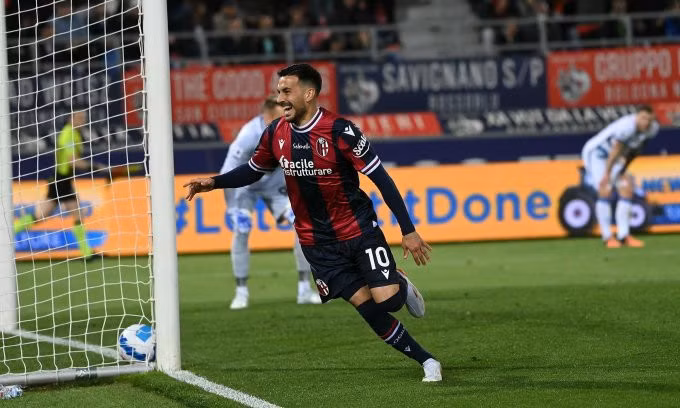 Sansone mừng bàn ấn định tỷ số 2-1 cho Bologna trước Inter ngày 27/4. Ảnh: AFP