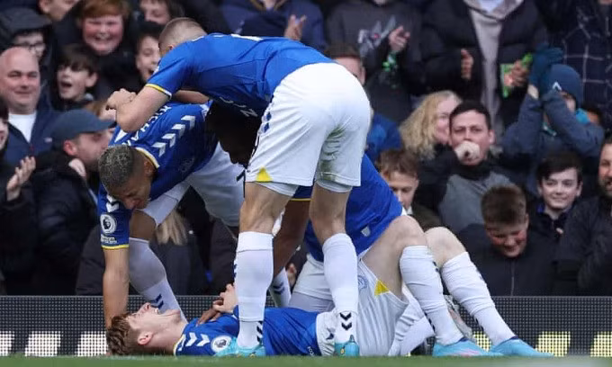 Cầu thủ Everton mừng bàn duy nhất của tiền vệ 21 tuổi Anthony Gordon. Ảnh: Reuters