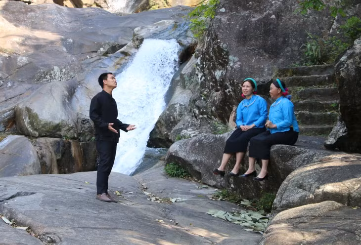 Người Sán Chỉ ngân vang lời hát Soóng Cọ bên thác Khe Vằn.