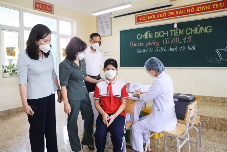 Các đồng chí lãnh đạo tỉnh kiểm tra công tác tiêm và ân cần hỏi han, động viên các em học sinh.