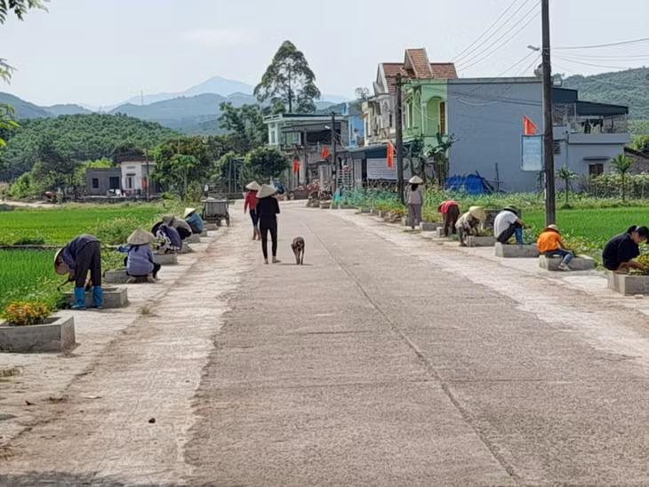 Người dân thôn Đông, xã Dực Yên tham gia ngày 