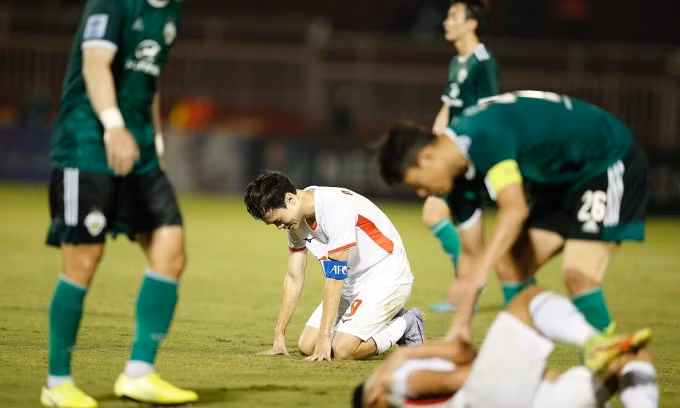 Văn Toàn và đồng đội tiếc nuối sau khi bỏ lỡ những cơ hội trước Jeonbuk. Ảnh: Đức Đồng.