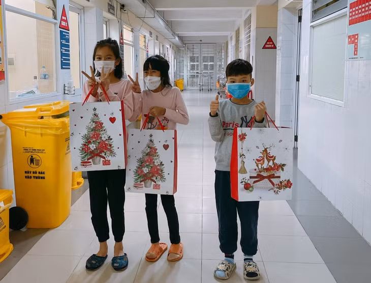 Học sinh Trường tiểu học Quang Trung bị nhiễm Covid- 19 điều trị tại Bệnh viện số 2 của tỉnh nhận quà thăm hỏi của Ban Giám hiệu nhà trường vào tháng 12/2021.