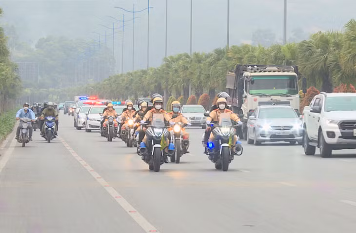 Lực lượng Cảnh sát giao thông tỉnh ra quân đợt cao điểm tấn công, trấn áp tội phạm, bảo đảm TTATGT thời gian diễn ra SEA Games 31 và các hoạt động kỷ niệm ngày lễ lớn trên địa bàn tỉnh.