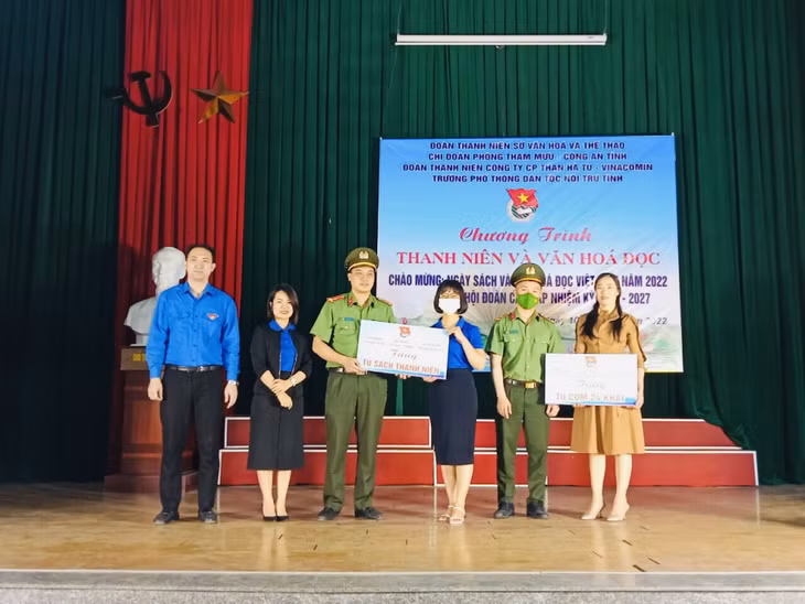 Đại diện các chi đoàn trao tặng 