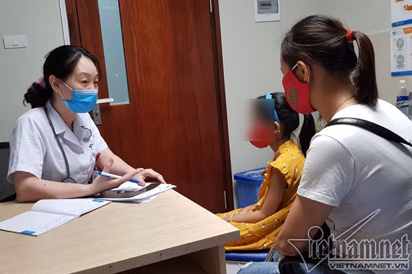 Một trẻ đi khám dậy thì sớm tại Bệnh viện Nhi Trung ương. Ảnh: VietNamNet