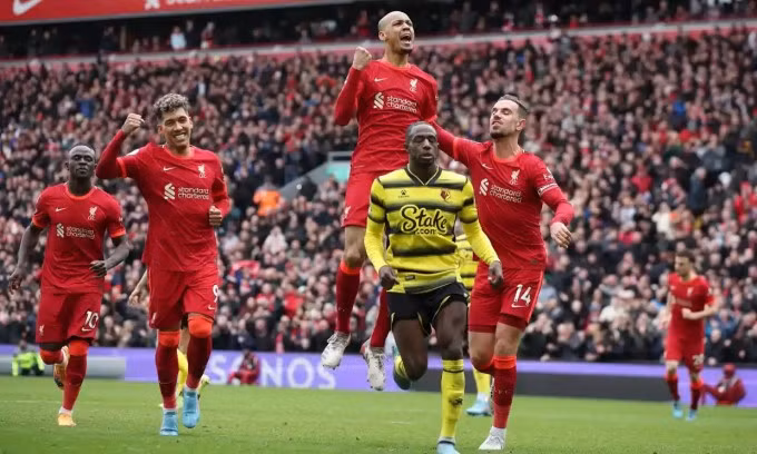 Fabinho vui mừng sau khi ghi bàn trên chấm phạt đền, ấn định chiến thắng 2-0 cho Liverpool. Ảnh: Reuters.