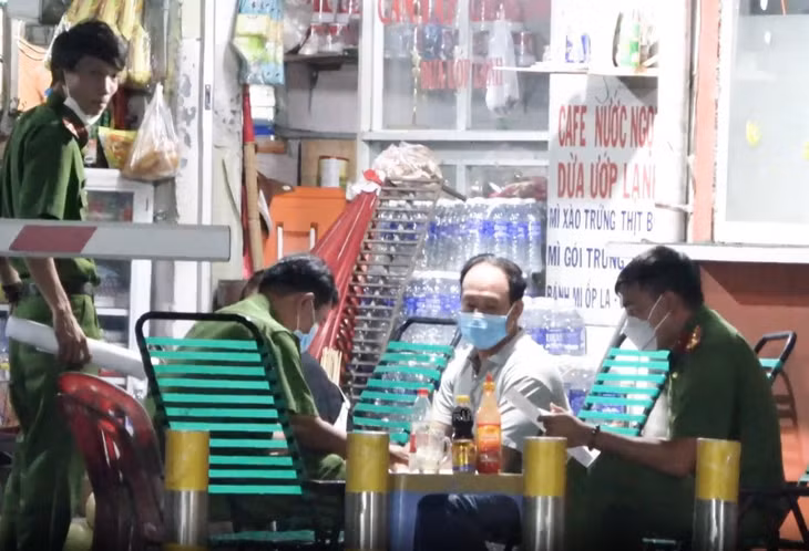 Công an lấy lời khai với một nhân chứng