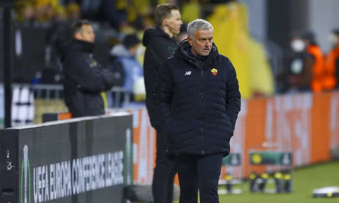 Mourinho không giấu bực bội khi Roma thua ngược. Ảnh: EPA