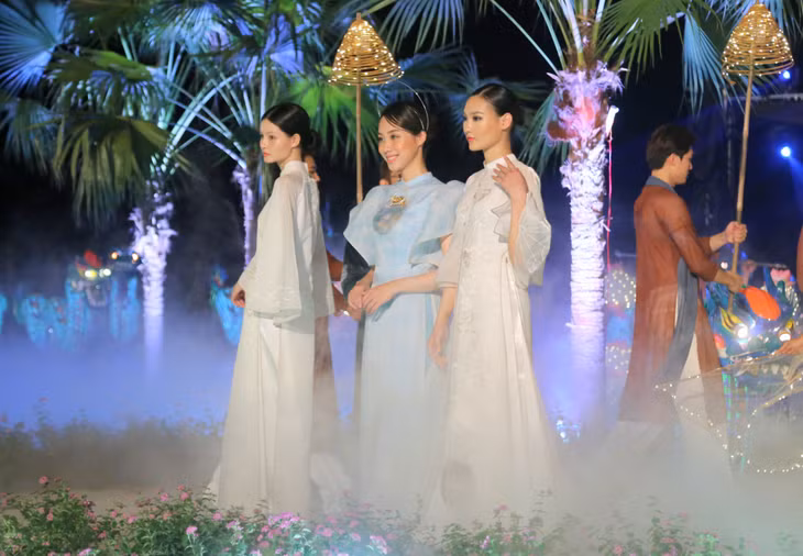 Mây trắng, trời xanh của chốn phù vân Yên Tử được nhà thiết kế đưa lên tà áo dài cách tân một cách đầy nghệ thuật.