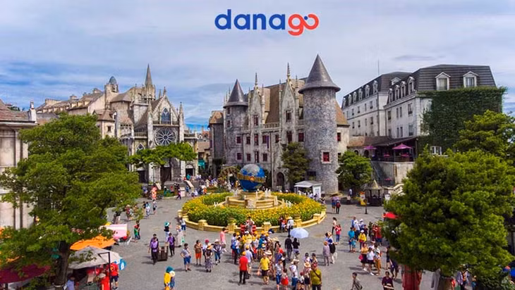 Lâu đài chóp nhọn cổ kính trong tour Bà Nà hills 1 ngày của DANAGO™.