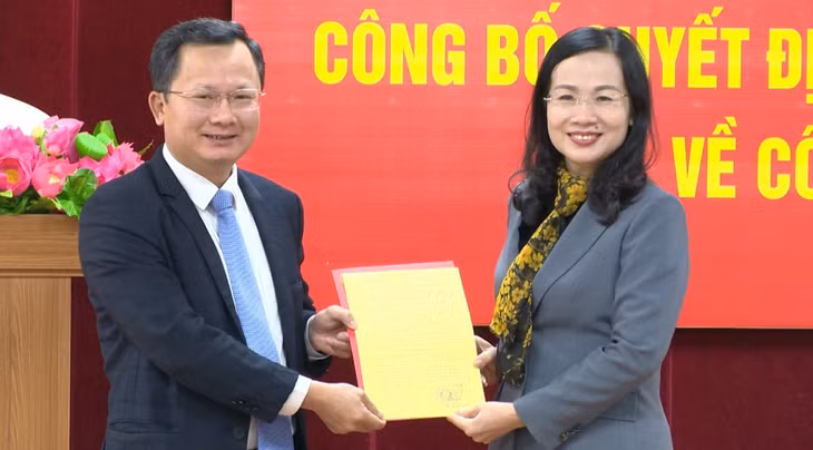 Phó Chủ tịch Thường trực UBND tỉnh Cao Tường Huy trao quyết định cho tân Giám đốc Sở Nội vụ.
