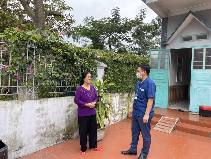 Cán bộ phường Yên Thanh (TP Uông Bí) nắm bắt tình hình đời sống của người dân.