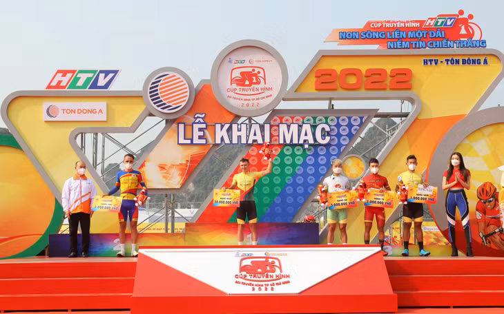 Các cua-rơ đạt thành tích cao trong chặng 1 được nhận thưởng tại lễ khai mạc Giải đua.