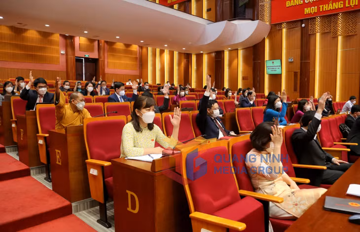 Các đại biểu HĐND tỉnh biểu quyết thông qua các Nghị quyết tại Kỳ họp thứ 7.