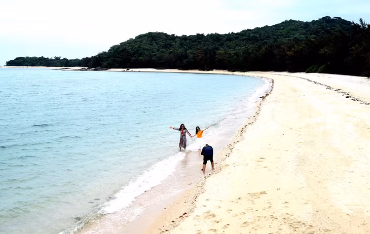 Nhưng ấn tượng nhất ở Cô Tô vẫn là các bãi biển. Ngoài các bãi Vàn Chảy, Hồng Vàn… bãi biển Cô Tô con (ảnh) cũng đầy vẻ quyến rũ.